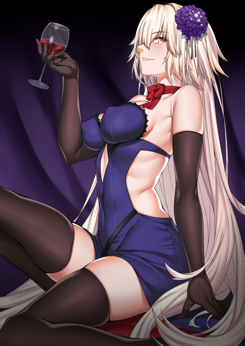 1girl absurdres alcohol backless_dress backless_outfit bangs bare_shoulders black_gloves black_legwear blonde_hair blue_background bow bowtie breasts commentary_request covered_navel cup dress drinking_glass elbow_gloves erect_nipples eyebrows_visible_through_hair fate/grand_order fate_(series) from_side gloves hair_between_eyes hair_ornament highres holding holding_cup jeanne_d'arc_(alter)_(fate) jeanne_d'arc_(fate)_(all) knee_up large_breasts long_hair looking_at_viewer parted_lips profile red_bow red_neckwear sideways_glance sitting solo strapless strapless_dress thighhighs very_long_hair wine wine_glass yellow_eyes zettai_ryouiki zui_ai_shuang_mawei