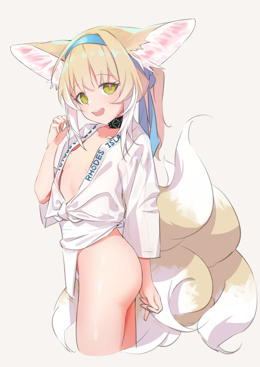 1girl animal_ear_fluff animal_ears arknights ass blonde_hair blue_hairband center_opening cow flat_chest fox_ears fox_girl fox_tail from_side fundoshi hairband hand_up highres infection_monitor_(arknights) japanese_clothes kitsune kyuubi looking_at_viewer multiple_tails open_mouth pelvic_curtain sarashi simple_background smile suzuran_(arknights) tail teeth upper_teeth_only yakurope-moko yamakasa yellow_eyes