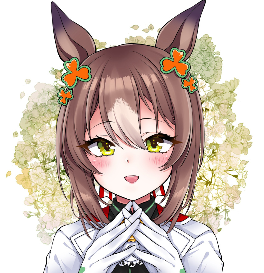 1girl animal_ears blush brown_hair clover_hair_ornament fine_motion_(umamusume) flower gloves green_eyes hair_between_eyes hair_ornament highres horse_ears horse_girl looking_at_viewer multicolored_hair open_mouth petals portrait short_hair simple_background smile solo two-tone_hair umamusume white_background white_flower white_gloves white_hair yoma_(lycoris109)