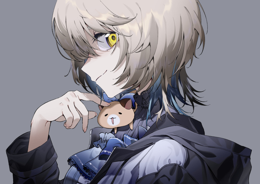 1girl animal animal_on_shoulder blue_bow blue_hair bow brown_hair closed_mouth commentary_request from_side gonzalez_(machita_chima) grey_background grey_shirt hair_between_eyes haizome_senri hand_up highres hood hood_down hooded_jacket jacket long_sleeves machita_chima multicolored_hair nijisanji profile shirt simple_background smile two-tone_hair upper_body virtual_youtuber white_jacket yellow_eyes