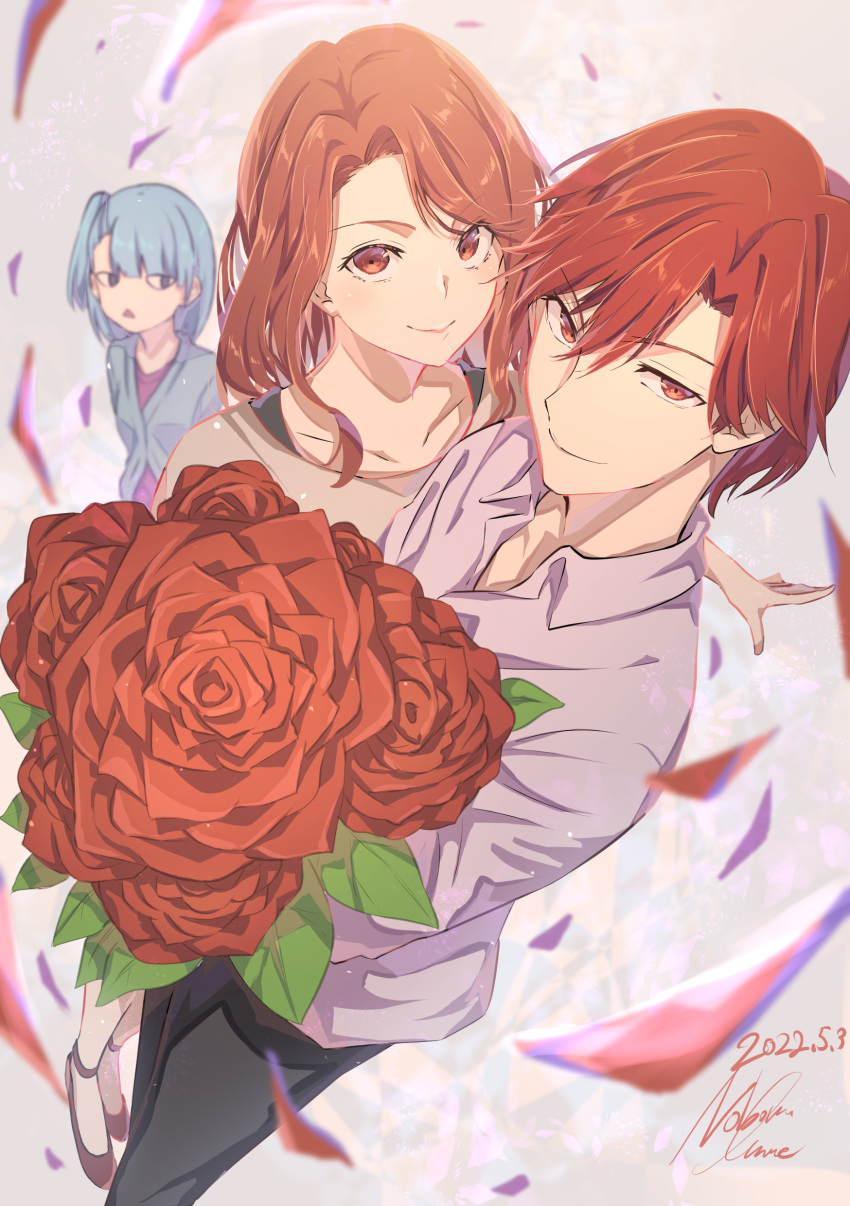 1boy 2girls absurdres black_pants blue_hair blue_jacket bouquet closed_mouth collarbone collared_shirt dated enji_(mona_lisa_no_zaregoto) flower highres hisame_(mona_lisa_no_zaregoto) holding holding_bouquet jacket long_hair looking_at_viewer mona_lisa_no_zaregoto multiple_girls noboru_imae one_side_up pants purple_shirt red_eyes red_flower red_hair red_rose rose shirt short_hair signature smile sora_(mona_lisa_no_zaregoto) standing
