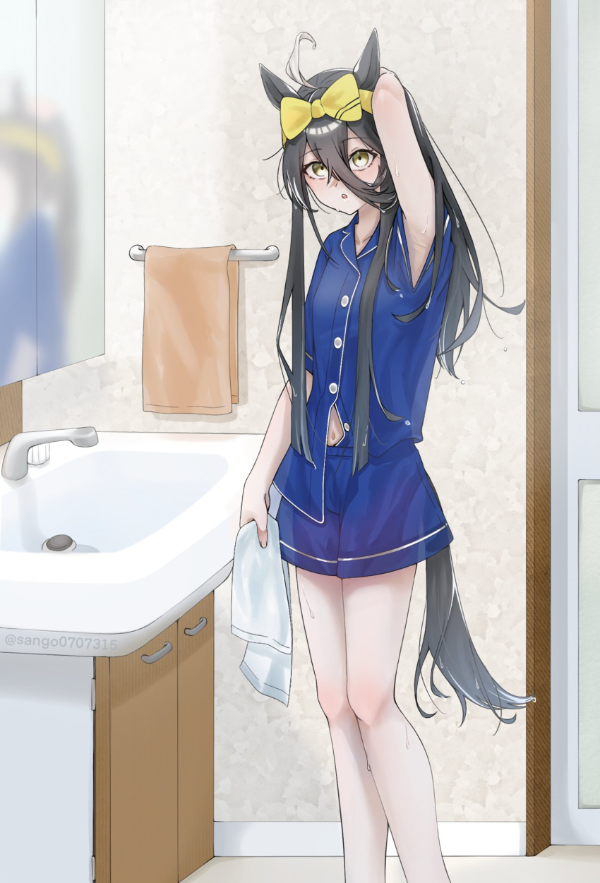 1girl ahoge animal_ears black_hair hair_between_eyes highres horse_ears horse_girl horse_tail long_bangs long_hair looking_at_viewer manhattan_cafe_(umamusume) mirror multicolored_hair reflection sango0707315 sink solo tail toilet towel umamusume white_hair yellow_eyes