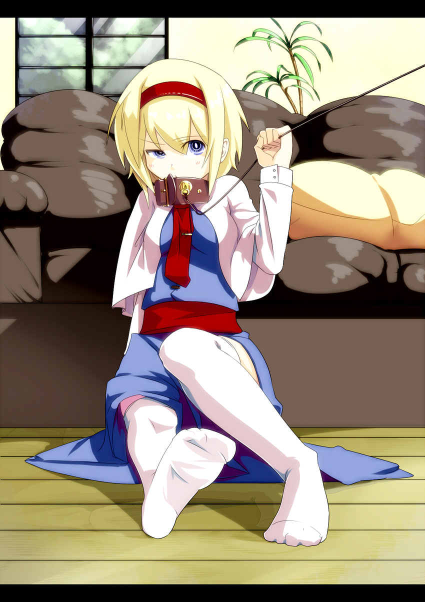 alice_margatroid bad_id bad_pixiv_id blonde_hair blue_eyes capelet collar couch feet foreshortening hairband highres leash letterboxed on_floor shamo_(koumakantv) sitting solo thighhighs touhou uneven_eyes white_capelet white_legwear