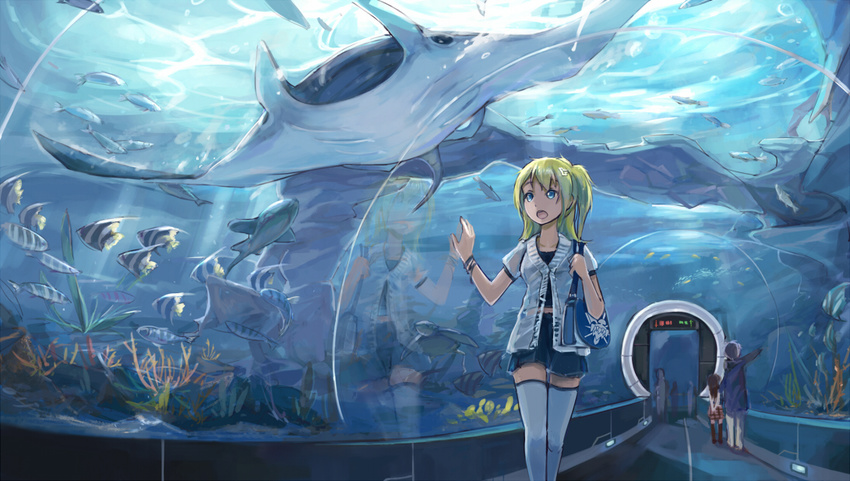 aquarium aquarium_tunnel bag blonde_hair blue blue_eyes bracelet caustics fish jewelry long_hair manta_ray open_mouth original ponytail reflection shoulder_bag spark_(sandro) thighhighs tunnel water zettai_ryouiki