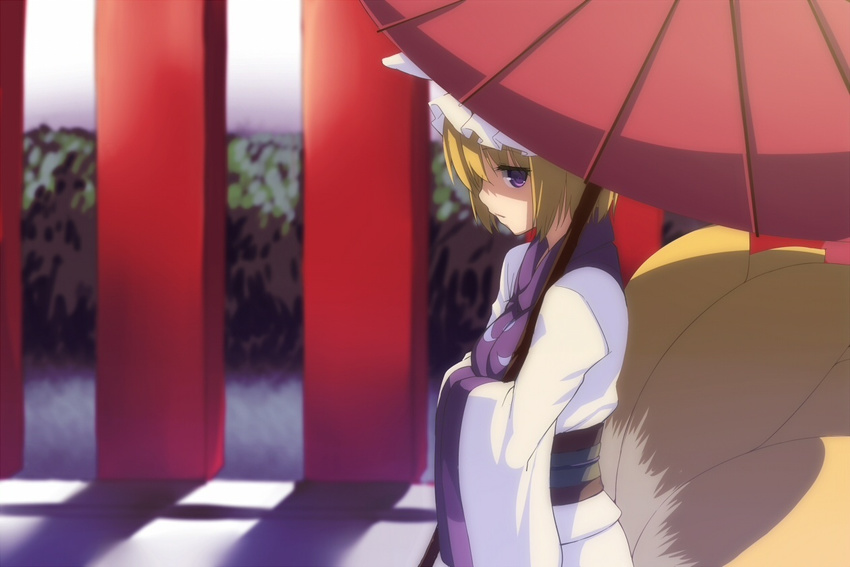 alternate_eye_color blonde_hair cosplay fox_tail from_side hands_in_opposite_sleeves oriental_umbrella piiko_(aa_doushiyou) purple_eyes solo tail torii touhou umbrella yakumo_ran yakumo_yukari yakumo_yukari_(cosplay)