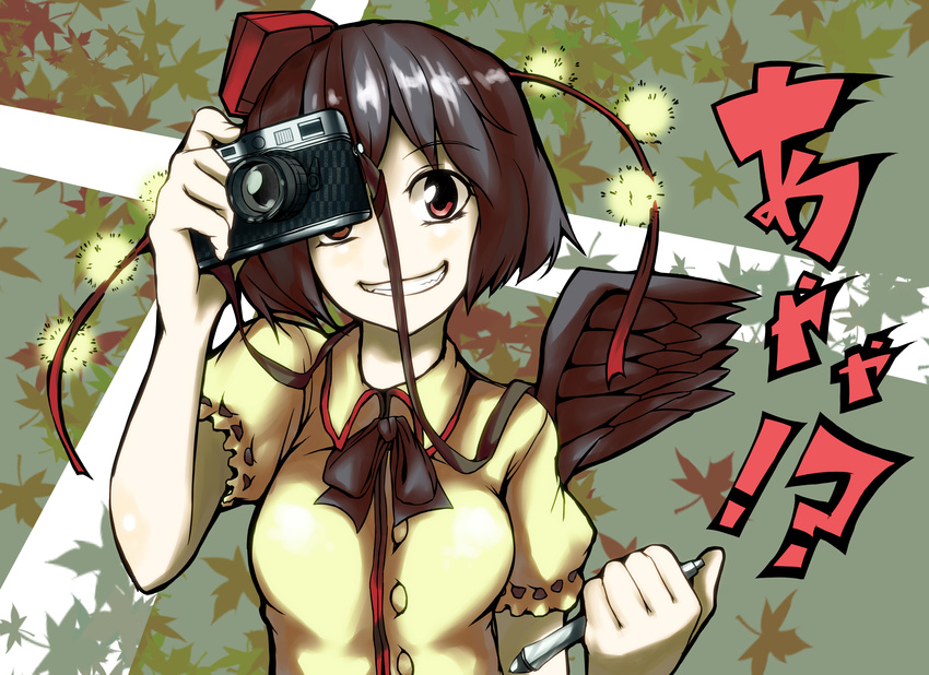 absurdres bad_id bad_pixiv_id black_wings breasts brown_hair camera feathered_wings grin hat highres looking_at_viewer medium_breasts queruru red_eyes shameimaru_aya short_hair smile solo tokin_hat touhou wings