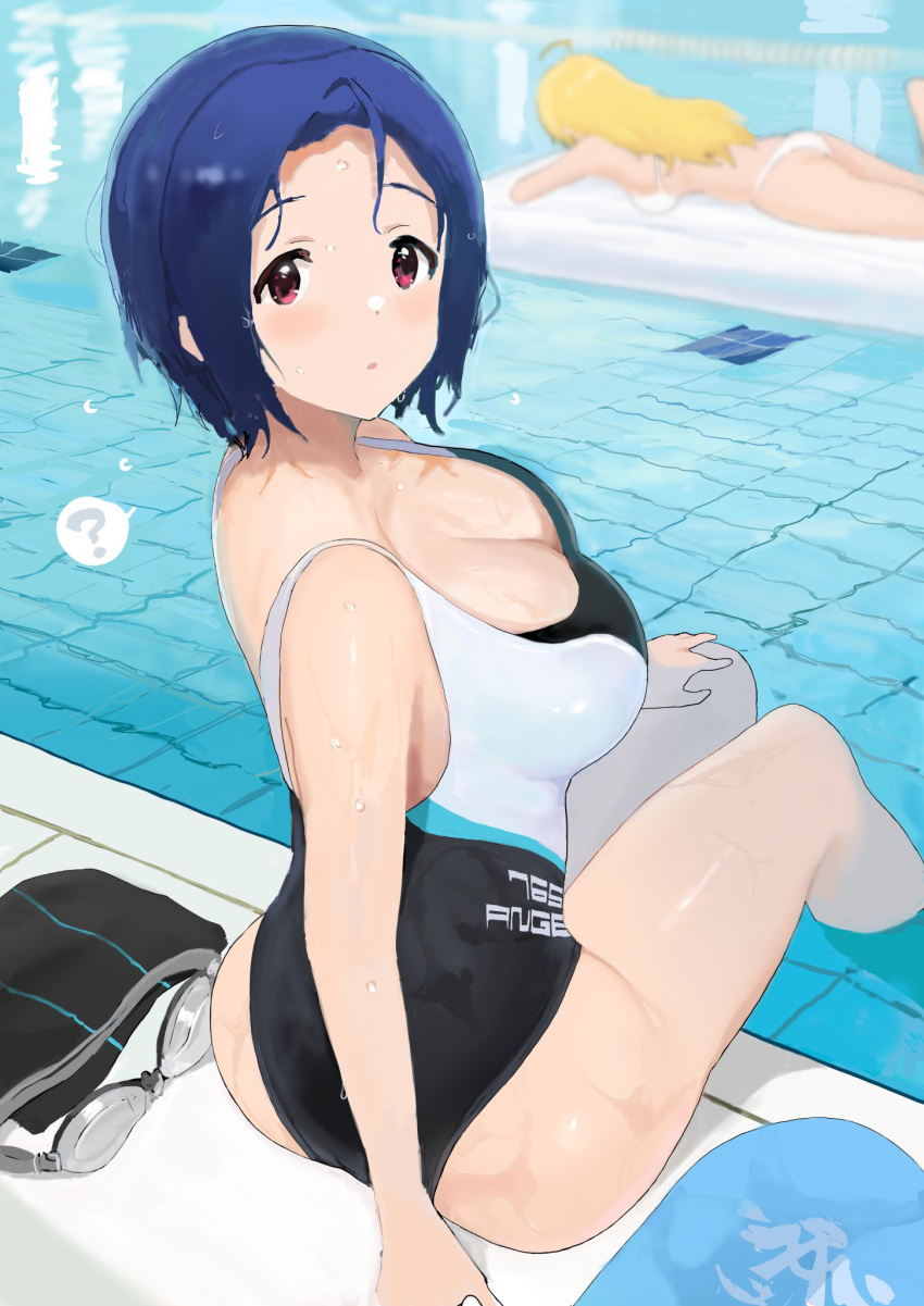 ? ahoge blonde_hair blush breasts cleavage competition_swimsuit highres hitodama_(madatohi) hoshii_miki idolmaster idolmaster_(classic) idolmaster_million_live! large_breasts looking_at_viewer looking_back miura_azusa one-piece_swimsuit pool poolside short_hair soaking_feet solo_focus spoken_question_mark swim_cap swim_goggles swimsuit two-tone_one-piece_swimsuit