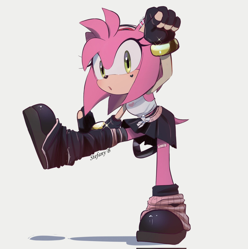 1girl amy_rose animal_nose furry furry_female gloves gold_bracelet hedgehog hedgehog_ears hedgehog_girl hedgehog_tail highres looking_at_viewer pink_fur purple_fur short_hair skirt solo sonic_(series) steffybs