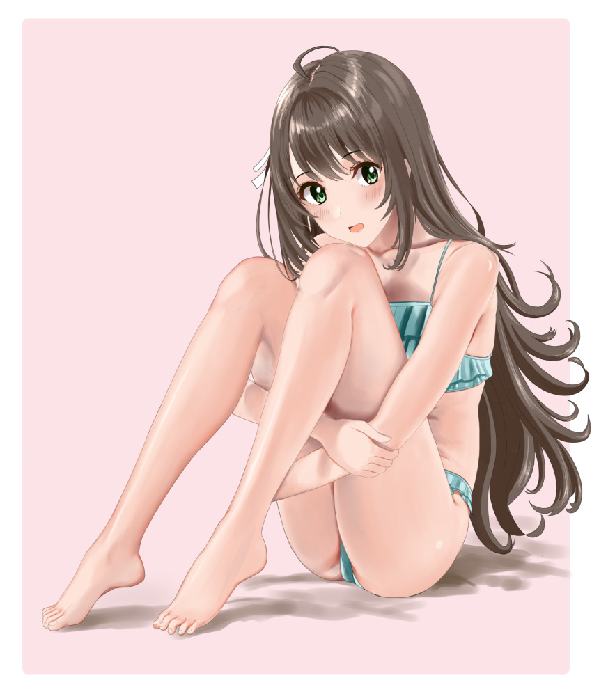 1girl ahoge barefoot bikini black_hair blue_bikini frilled_bikini frills green_eyes highres hugging_own_legs long_hair miyazawa_fuuka pink_background shiroi_suna_no_aquatope sitting solo swimsuit tetsurou_(teturo10) two-tone_background