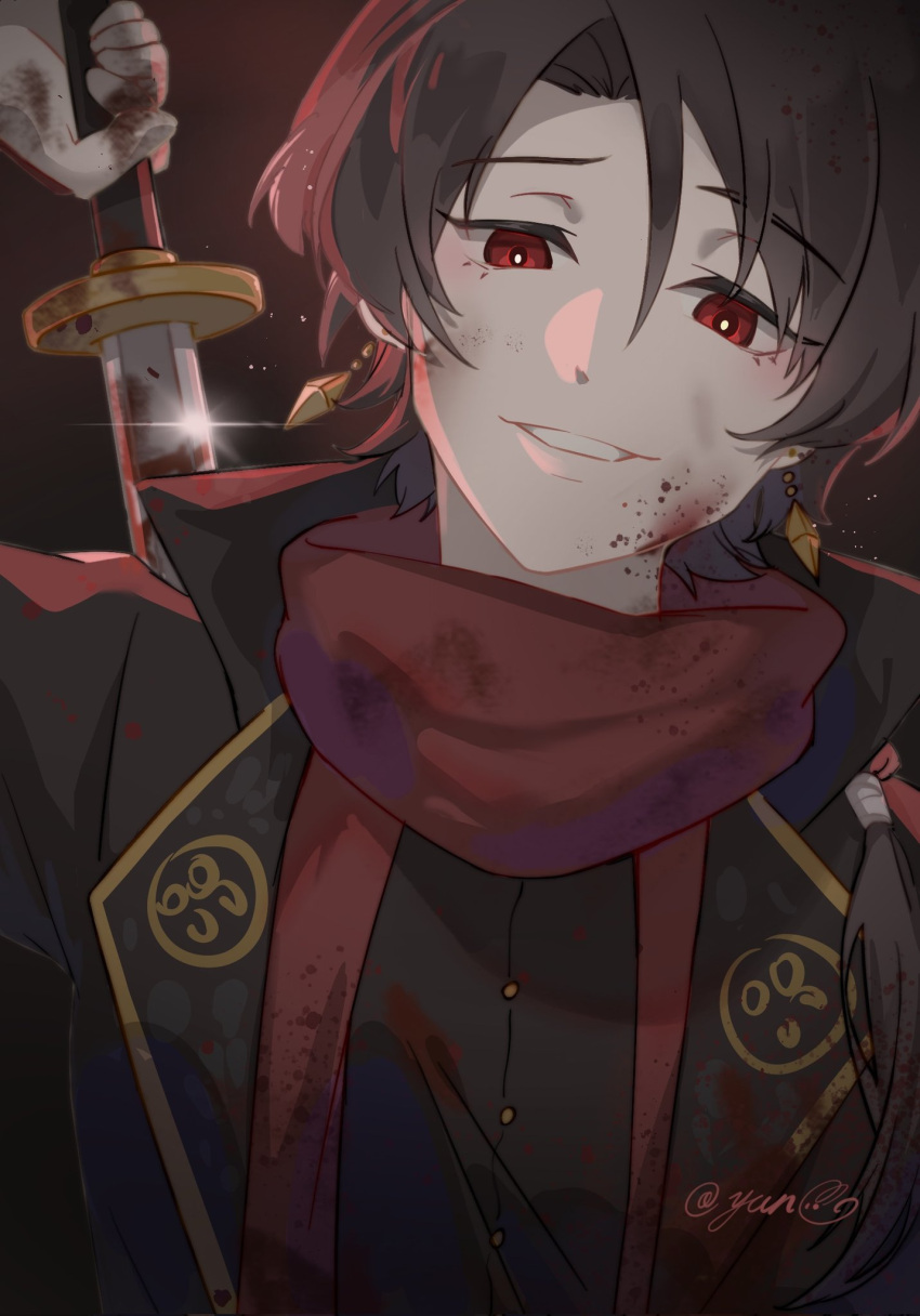 1boy blood blood_on_clothes blood_on_face blood_on_weapon brown_hair chinese_commentary commentary_request earrings hair_over_shoulder highres holding holding_sword holding_weapon jewelry kashuu_kiyomitsu katana male_focus medium_hair portrait red_background red_eyes signature smile solo sword touken_ranbu weapon yun_(dl2n5c7kbh8ihcx)