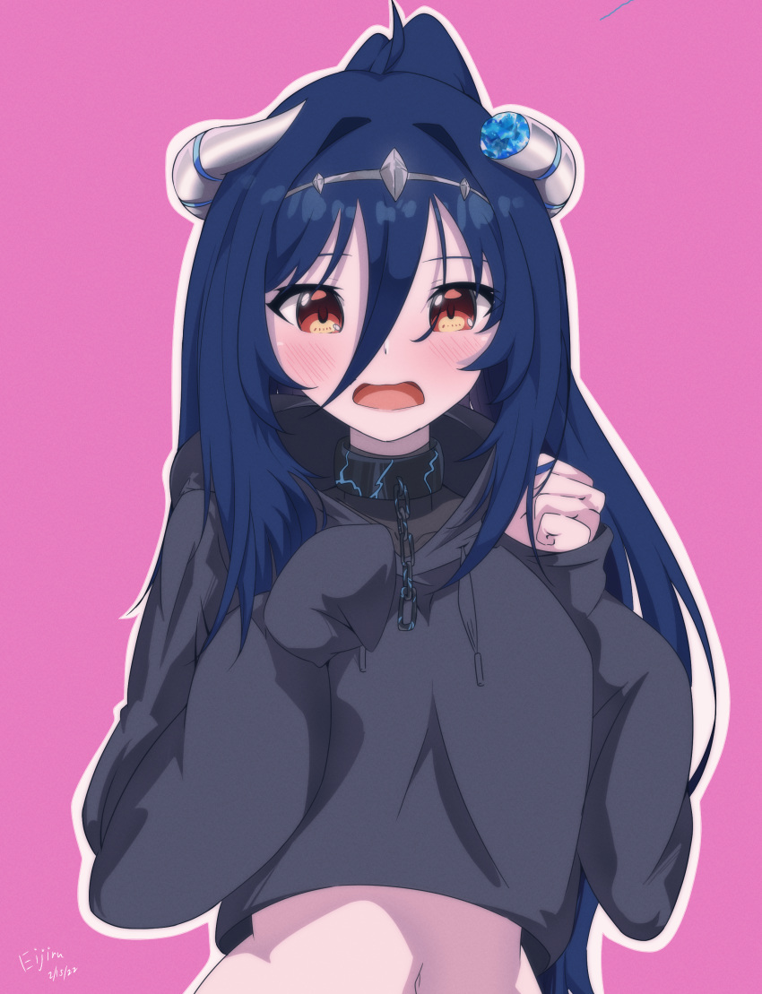 1girl absurdres ahoge artist_name black_collar blue_hair blue_horns blush broken_horn brown_eyes chain circlet clip_studio_paint_(medium) collar cropped_hoodie dated demon_girl demon_horns eijiru grey_hoodie grey_horns hair_between_eyes highres hood hood_down hoodie horns long_hair multicolored_horns navel open_mouth oumiya_emma pink_background ponytail prism_project sleeves_past_wrists solo two-tone_horns virtual_youtuber