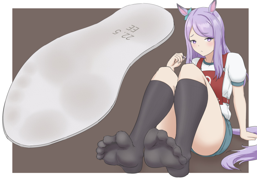 1girl absurdres animal_ears aqua_bow black_socks blue_shorts blush border bow brown_background closed_mouth commentary_request ear_bow feet foot_focus full_body gym_uniform highres horse_ears horse_girl horse_tail kneehighs knees_up long_hair looking_at_viewer mejiro_mcqueen_(umamusume) no_shoes original_race_uniform_(umamusume) purple_eyes purple_hair race_bib shirt shoe_insert shorts simple_background smell socks soles solo tail treadml umamusume white_border white_shirt