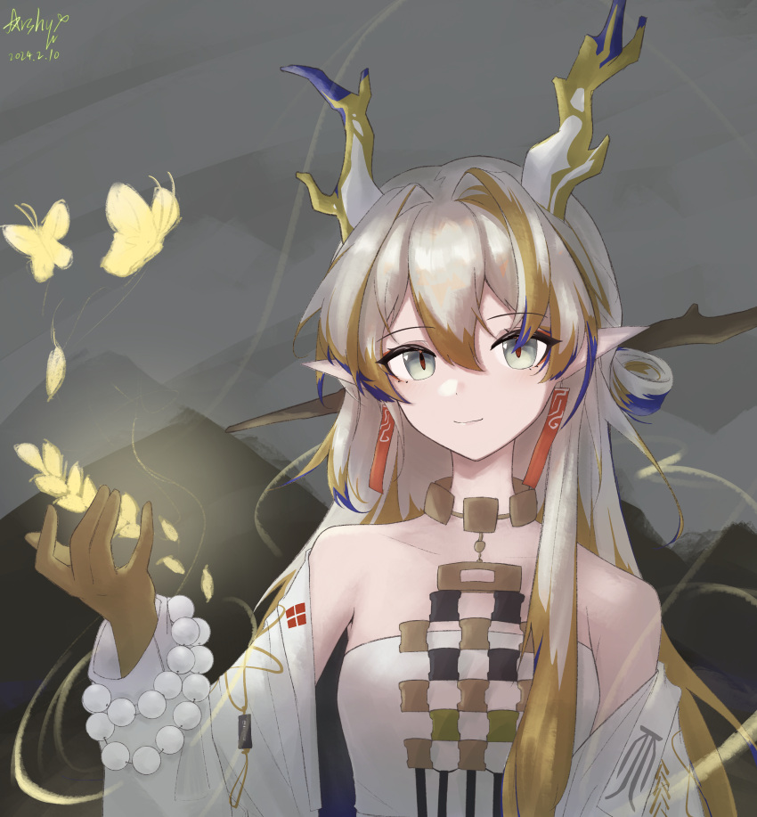 1girl absurdres arknights arshuw bare_shoulders beads blonde_hair bug butterfly closed_mouth colored_skin dated dragon_girl dragon_horns earrings green_eyes grey_background grey_hair grey_horns hair_between_eyes hair_intakes hand_up highres horns jacket jewelry long_sleeves looking_at_viewer magic multicolored_hair necklace off_shoulder open_clothes open_jacket pointy_ears purple_hair purple_horns shu_(arknights) signature smile solo strapless streaked_hair trail tube_top unfinished upper_body white_jacket white_tube_top yellow_butterfly yellow_horns
