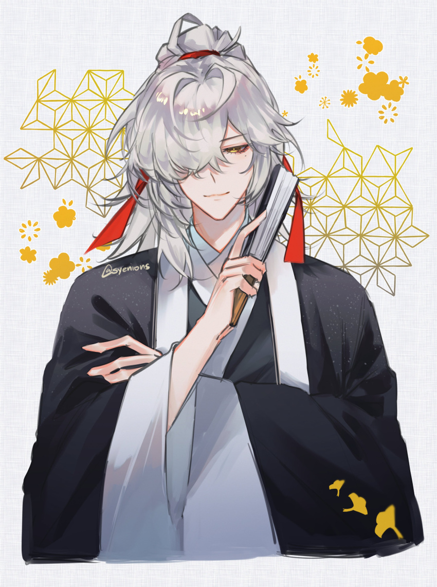 1boy absurdres artist_name asa_no_ha_(pattern) black_hanfu black_robe chinese_clothes closed_mouth commentary crossed_arms crossed_bangs english_commentary folded_fan folding_fan ginkgo_leaf grey_background grey_hair hair_intakes hair_over_one_eye hair_ribbon hand_fan hand_up hanfu high_ponytail highres holding holding_fan honkai:_star_rail honkai_(series) jing_yuan leaf long_hair long_sleeves looking_at_viewer male_focus mole mole_under_eye one_eye_covered parted_bangs ponytail red_ribbon ribbon robe sidelocks simple_background smile solo syenions twitter_username upper_body wide_sleeves yellow_eyes