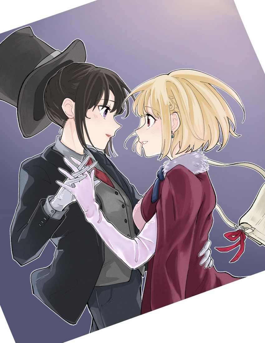 2girls bag black_hair black_hat black_jacket blonde_hair cape collared_shirt commentary earrings elbow_gloves eye_contact gloves grey_shirt grey_vest hand_on_another's_back handbag hat highres holding_hands inoue_takina interlocked_fingers jacket jewelry looking_at_another lycoris_recoil medium_hair multiple_girls necktie nishikigi_chisato parted_lips pink_gloves purple_background purple_eyes red_cape red_eyes red_necktie shiratama_draw shirt smile top_hat two-tone_background vest white_background white_gloves yuri
