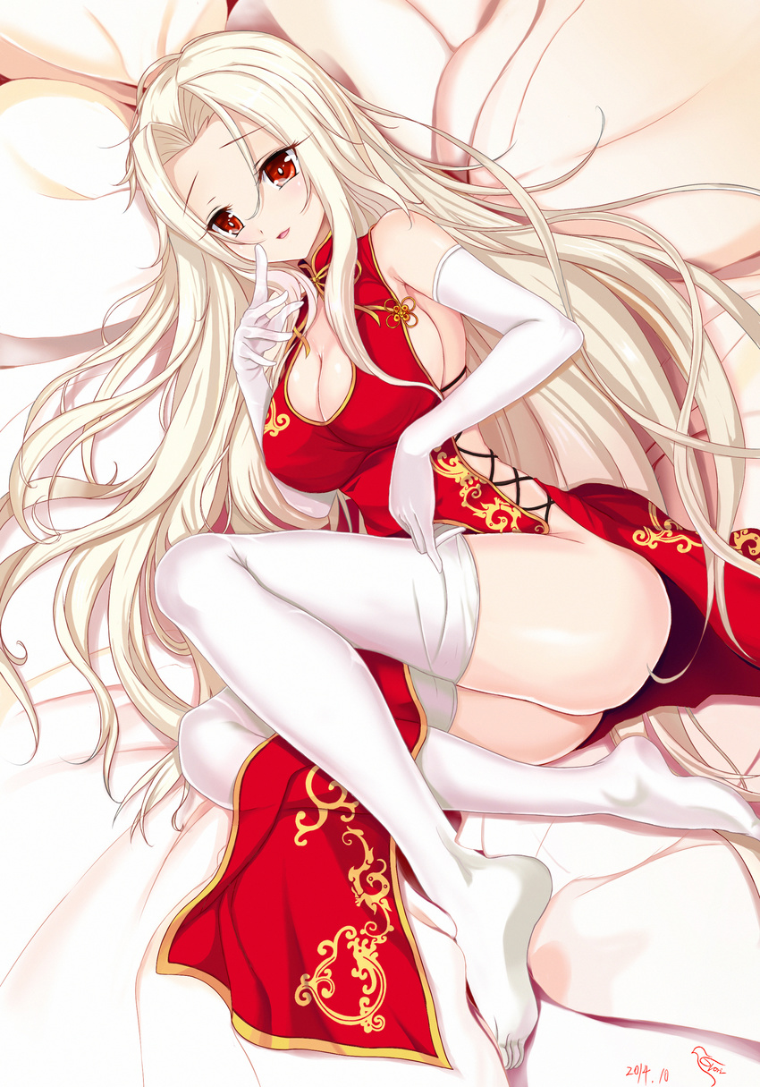absurdres breasts chinese_clothes cleavage fate/zero fate_(series) highres irisviel_von_einzbern large_breasts long_hair lying no_shoes on_bed open_mouth red_eyes solo thighhighs tori_(king8162635) very_long_hair white_hair white_legwear