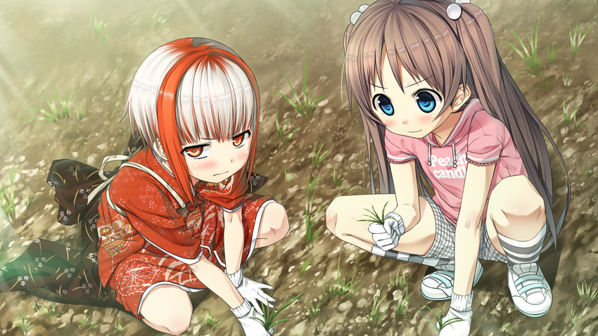 &gt;:) 3: blush child clothes_writing cura game_cg gloves highres hood hoodie japanese_clothes kimono kneehighs monobeno multicolored_hair multiple_girls plaid plaid_shorts red_hair sawai_natsuha shoes shorts smile soil striped striped_legwear sumi_(monobeno) sweatdrop tasuki two-tone_hair two_side_up v-shaped_eyebrows weeding white_gloves white_hair