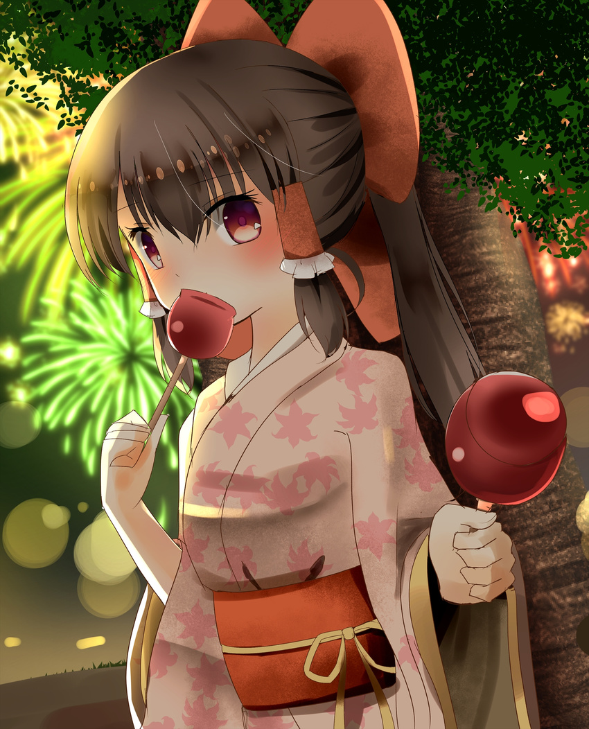alternate_costume black_hair bow candy_apple festival fireworks floral_print food hair_bow hair_tubes hakurei_reimu highres indo_(mdtanaka2007) japanese_clothes kimono looking_at_viewer obi ponytail red_eyes sash solo touhou tree wide_sleeves