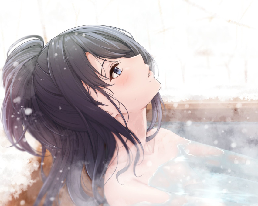 1girl bathing black_hair blue_eyes blurry blush breasts depth_of_field from_side highres idolmaster idolmaster_shiny_colors kazano_hiori long_hair looking_at_another looking_up mole mole_under_mouth nude onsen outdoors parted_lips partially_submerged ponytail small_breasts smile snowing solo steam water yuzuyu_(hyui)