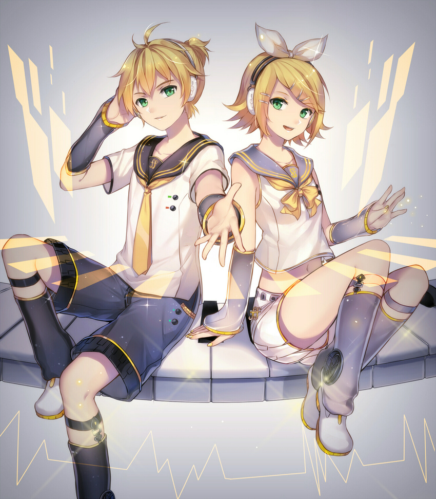 1girl blonde_hair brother_and_sister green_eyes hair_ornament hairclip highres kagamine_len kagamine_rin qingshui_ai sailor_collar short_hair siblings smile twins vocaloid