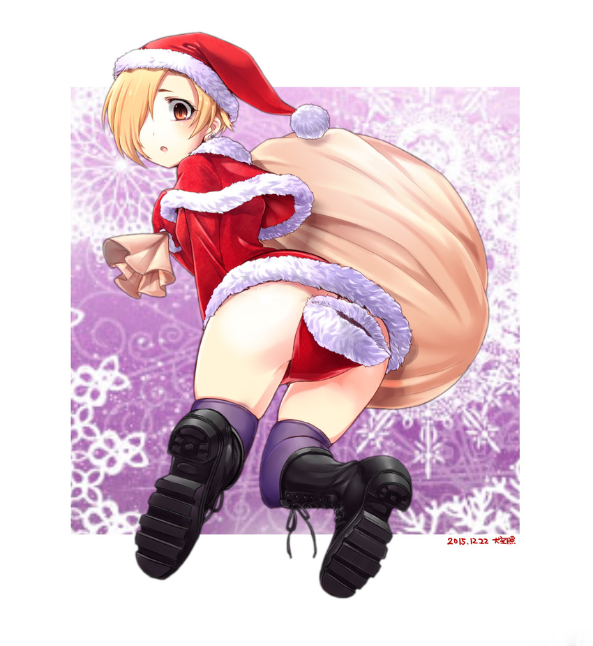 bags_under_eyes black_legwear blonde_hair blush boots brown_eyes christmas covering covering_crotch cross-laced_footwear earrings from_behind hair_over_one_eye hat highres idolmaster idolmaster_cinderella_girls jewelry knee_boots lace-up_boots looking_at_viewer looking_back no_panties ooike_teru open_mouth sack santa_costume santa_hat shirasaka_koume short_hair sleeves_past_wrists solo thighhighs