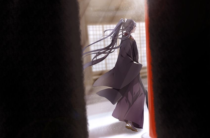 architecture blurry depth_of_field east_asian_architecture floating_hair from_side hair_ornament hakama japanese_clothes kai28 light_particles long_hair long_sleeves male_focus ponytail profile purple_hair shade shadow sleeves_past_wrists sliding_doors solo sunlight tabi tarou_tachi touken_ranbu very_long_hair walking waraji white_legwear wide_sleeves