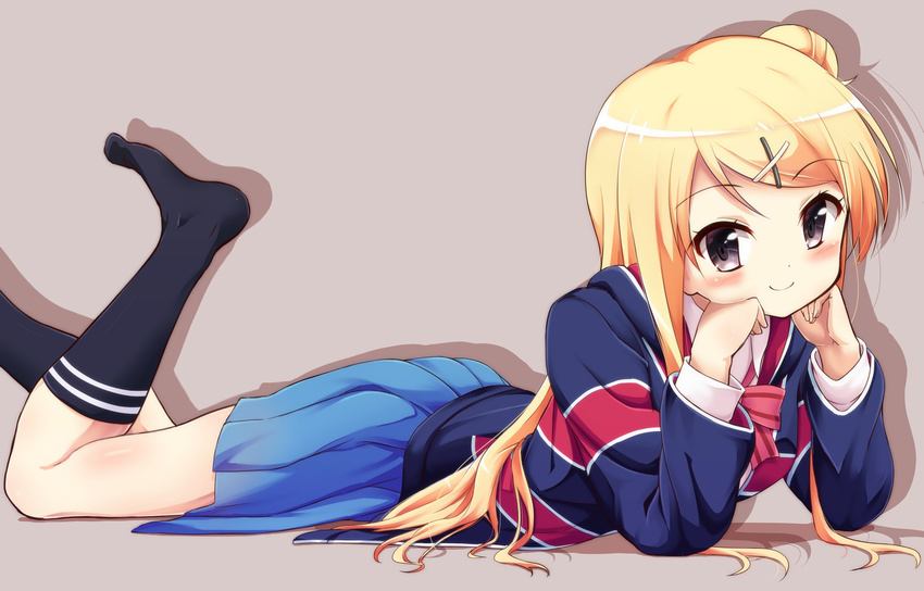 bassa blonde_hair gray gray_eyes kiniro_mosaic kneehighs kujou_karen long_hair seifuku skirt