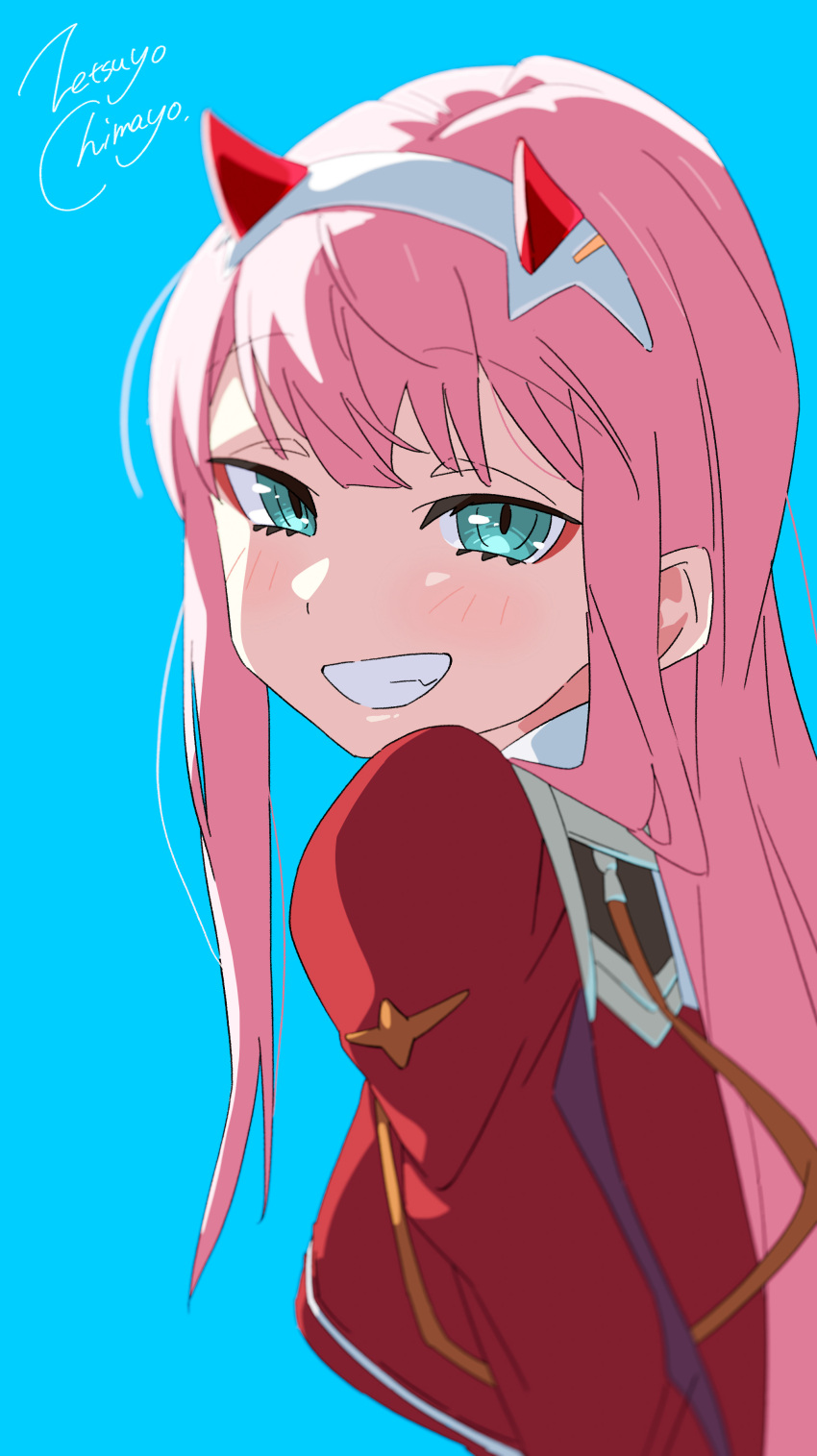 1girl absurdres aqua_eyes artist_name blue_background clenched_teeth darling_in_the_franxx grin highres horns long_hair looking_at_viewer pink_hair red_horns simple_background smile solo teeth upper_body zero_two_(darling_in_the_franxx) zetsuyo_chimayo