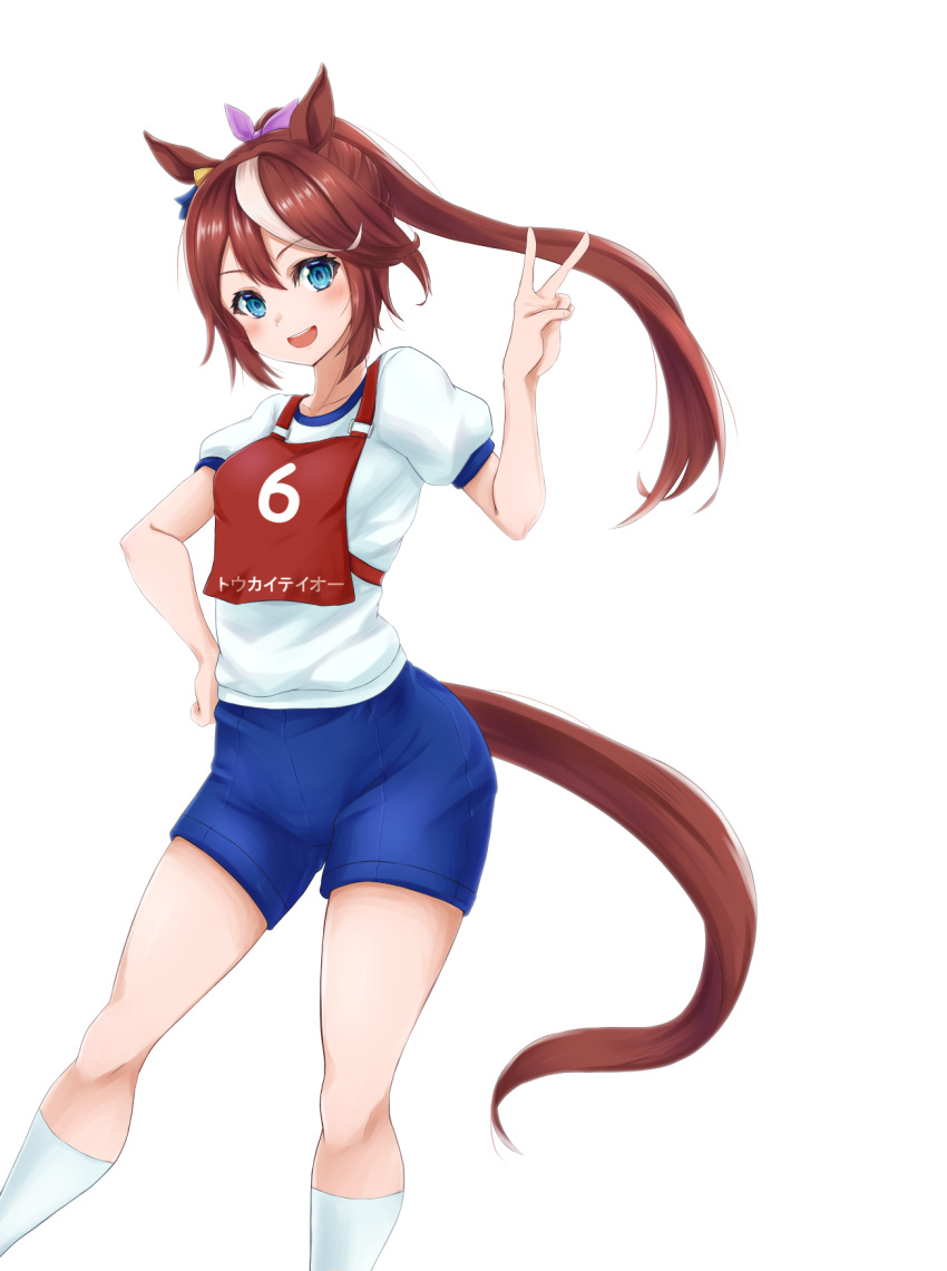 1girl animal_ears blue_eyes blue_shorts brown_hair character_name commentary gym_shirt gym_shorts gym_uniform hair_ribbon hand_on_own_hip highres horse_ears horse_girl horse_tail kemuri_(etep3372) kneehighs long_hair looking_at_viewer multicolored_hair open_mouth pink_ribbon ponytail race_bib ribbon shirt short_sleeves shorts simple_background smile socks solo standing streaked_hair t-shirt tail tokai_teio_(umamusume) translated two-tone_hair umamusume v white_background white_hair white_shirt white_socks