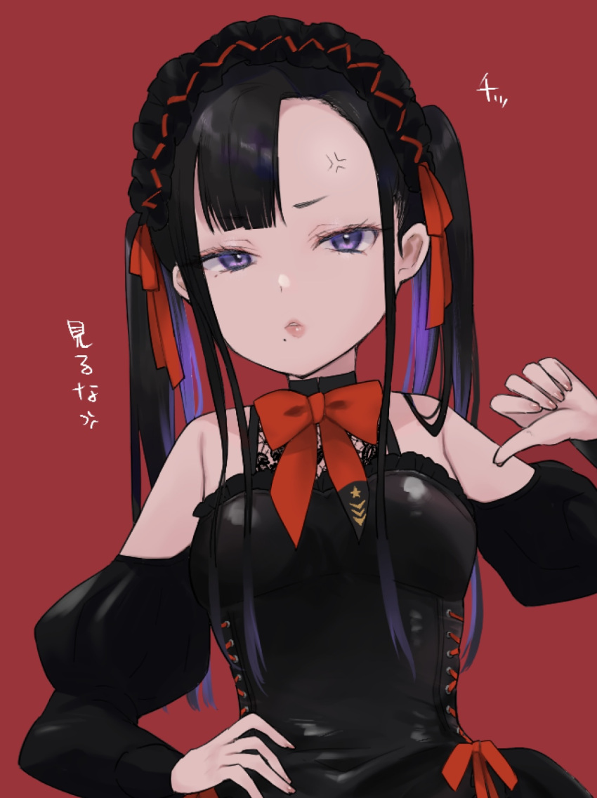1girl anger_vein bare_shoulders black_dress black_hair bow breasts clothing_cutout dress eunhwa_(nikke) forehead goddess_of_victory:_nikke gothic_lolita gucchiann hand_on_own_hip hand_up highres juliet_sleeves lolita_fashion long_hair long_sleeves looking_at_viewer mole mole_under_mouth multicolored_hair parted_bangs parted_lips pink_lips puffy_sleeves purple_eyes purple_hair red_background red_bow shoulder_cutout simple_background small_breasts solo translation_request twintails two-tone_hair