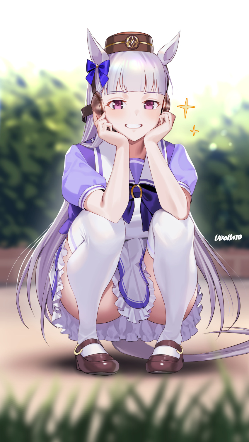 1girl absurdres animal_ears artist_name bow brown_footwear commentary_request gold_ship_(umamusume) grey_hair grin highres horse_ears horse_girl horse_tail loafers long_hair outdoors pillbox_hat puffy_short_sleeves puffy_sleeves purple_bow purple_eyes purple_shirt school_uniform shirt shoes short_sleeves skirt smile solo sparkle squatting summer_uniform tail thighhighs tracen_school_uniform ugohato umamusume uniform very_long_hair white_thighhighs