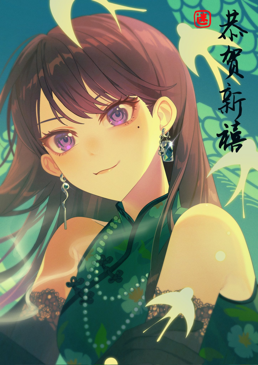 1girl bang_dream! bang_dream!_it's_mygo!!!!! bare_shoulders bird black_gloves brown_hair china_dress chinese_clothes closed_mouth commentary dress earrings elbow_gloves gloves green_dress highres jewelry long_hair looking_at_viewer mole mole_under_eye necklace purple_eyes qing_00129 shiina_taki sleeveless sleeveless_dress smile solo swallow_(bird) upper_body