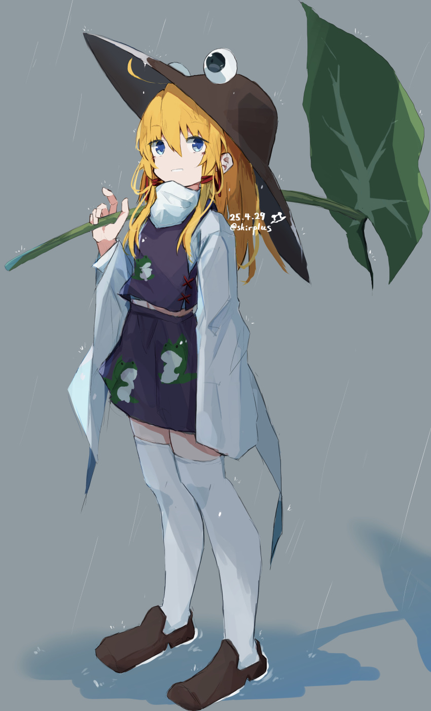 1girl absurdres animal_print blonde_hair blue_eyes brown_hat brown_shoes commentary dated frog_print full_body grey_background grin hair_between_eyes hair_ribbon hand_up hat highres holding holding_leaf ko_su_kaa leaf long_sleeves looking_at_viewer medium_hair moriya_suwako parted_lips print_skirt print_vest purple_skirt purple_vest rain red_ribbon ribbon shirt shoes sidelocks simple_background skirt skirt_set smile solo standing thighhighs touhou turtleneck turtleneck_shirt twitter_username vest white_shirt white_thighhighs wide_sleeves