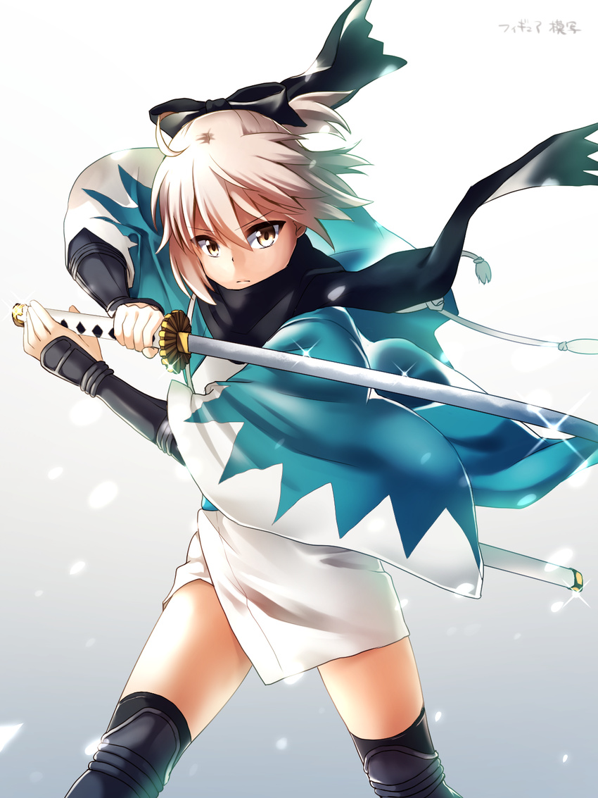 &gt;:( ahoge bad_id bad_pixiv_id black_bow black_scarf blonde_hair bow commentary_request fate_(series) frown hair_bow haori highres ichiren_namiro japanese_clothes katana kimono koha-ace looking_at_viewer okita_souji_(fate) okita_souji_(fate)_(all) scarf short_hair short_kimono solo sword v-shaped_eyebrows vambraces weapon wide_sleeves yellow_eyes