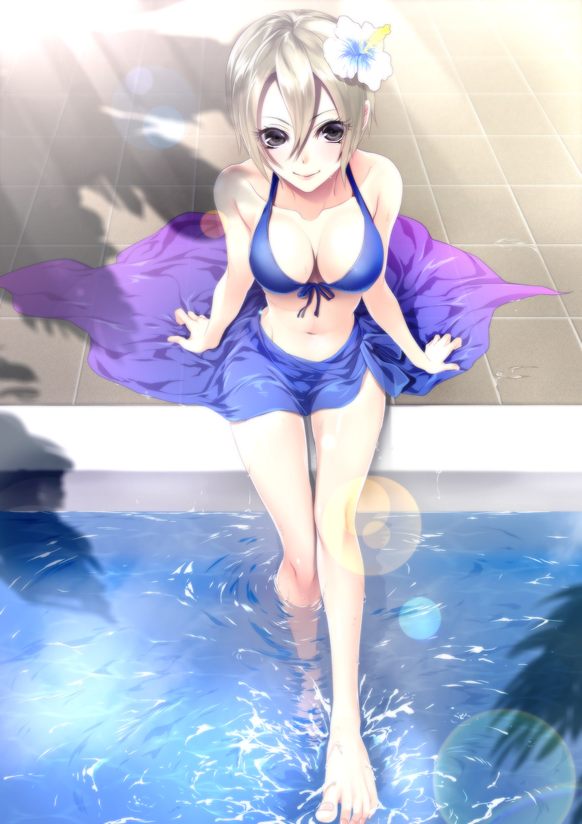 arm_support barefoot bikini black_eyes blonde_hair blue_bikini breasts cleavage flower from_above front-tie_top hair_flower hair_ornament hibiscus highres idolmaster idolmaster_cinderella_girls killingrock lens_flare looking_at_viewer medium_breasts navel partially_submerged poolside sarong shiomi_shuuko short_hair sitting solo sunlight swimsuit thigh_gap tree_shade wading_pool water
