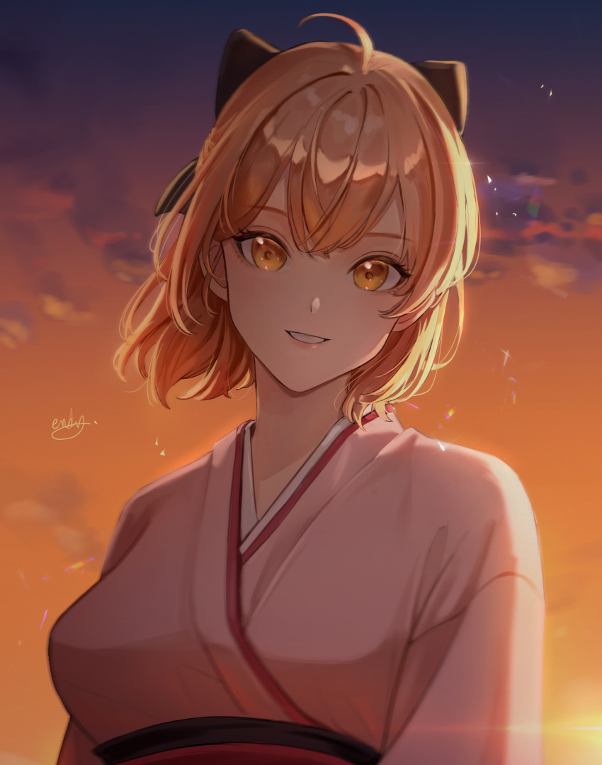 1girl absurdres aendi_en_d_endei ahoge black_bow blonde_hair blue_sky blush bow commentary dusk fate/grand_order fate_(series) gradient_sky hair_between_eyes hair_bow highres japanese_clothes kimono koha-ace looking_at_viewer obi okita_souji_(fate) okita_souji_(koha-ace) orange_sky sash short_hair short_kimono sidelighting signature sky smile solo upper_body yellow_eyes