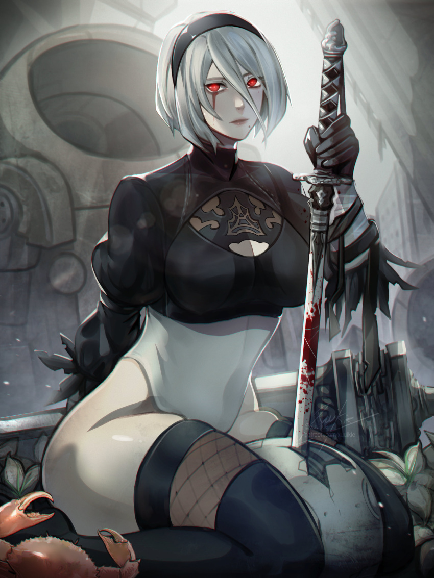 1girl 2b_(nier:automata) absurdres black_headband blood crab headband highres holding holding_sword holding_weapon katana medium_hair nier:automata nier_(series) red_eyes solo sword thick_thighs thighs unsheathed weapon white_hair xuuikie_ashe