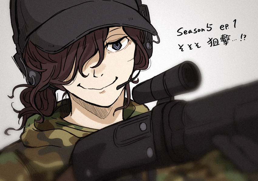 1boy black_gloves black_hat blue_eyes brown_hair bungou_stray_dogs camouflage camouflage_jacket closed_mouth commentary_request ear_protection edgar_allan_poe_(bungou_stray_dogs) gloves grey_background gun hair_over_one_eye hat highres holding holding_gun holding_weapon hood jacket male_focus norimizu ponytail rifle scope short_hair simple_background smile solo translation_request upper_body weapon