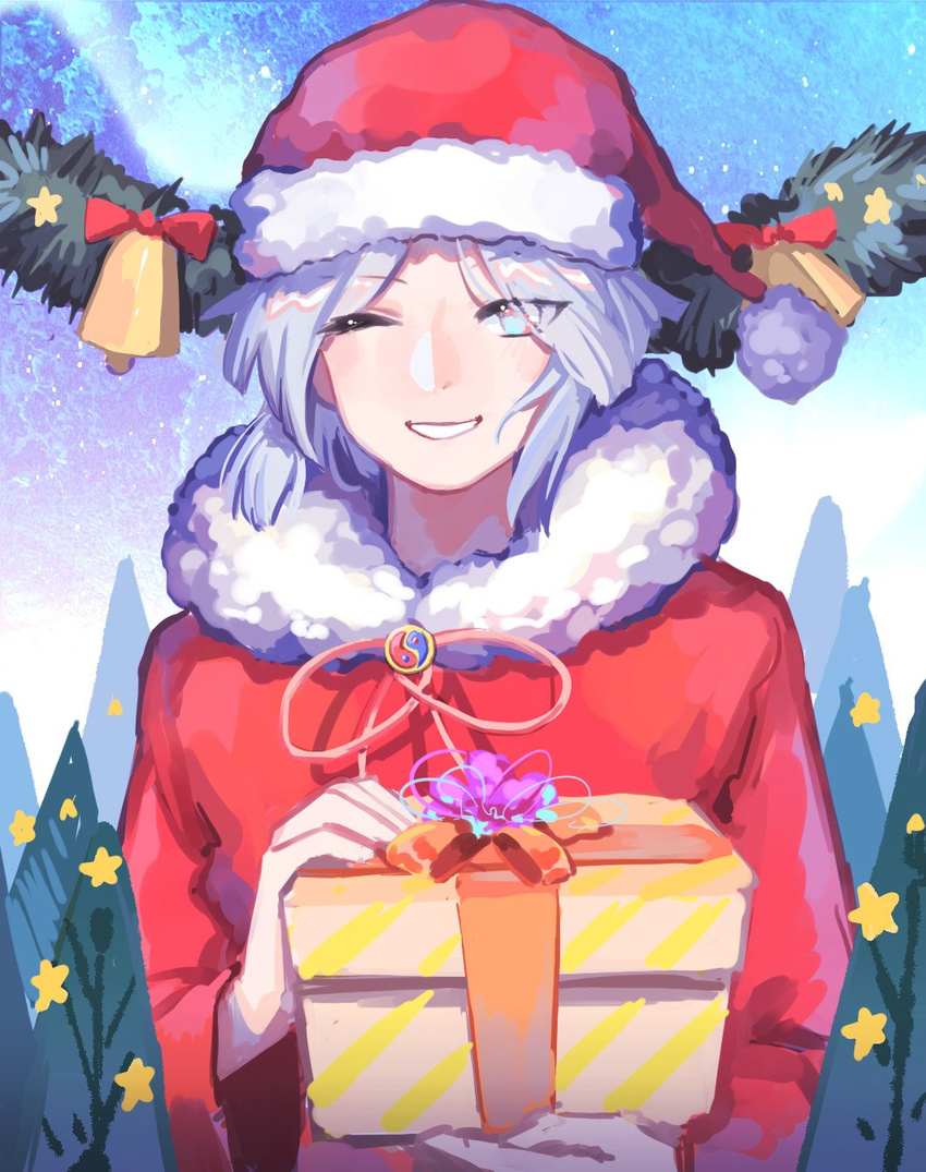 androgynous bell box christmas christmas_tree fujiwara_no_shirogane_no_sanra fur_trim gift gift_box hat highres len'en looking_at_viewer one_eye_closed santa_costume santa_hat short_hair silver_eyes silver_hair smile solo wei_li