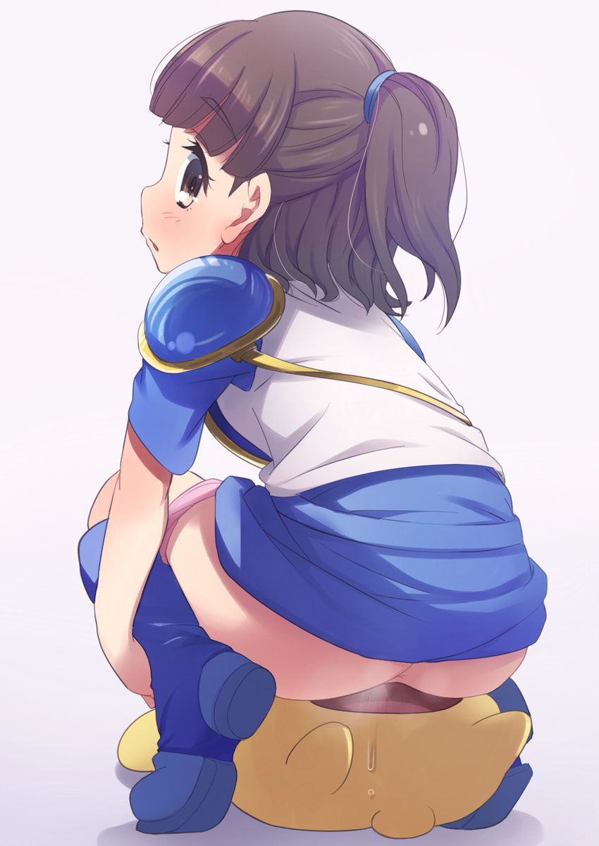 arle_nadja armor ass blue_footwear blue_skirt blush boots brown_eyes brown_hair carbuncle_(puyopuyo) grey_background hair_tie hayyan highres looking_back panties panty_pull pee peeing pink_panties ponytail puyopuyo shirt shoulder_pads simple_background skirt solo squatting steam underwear white_shirt