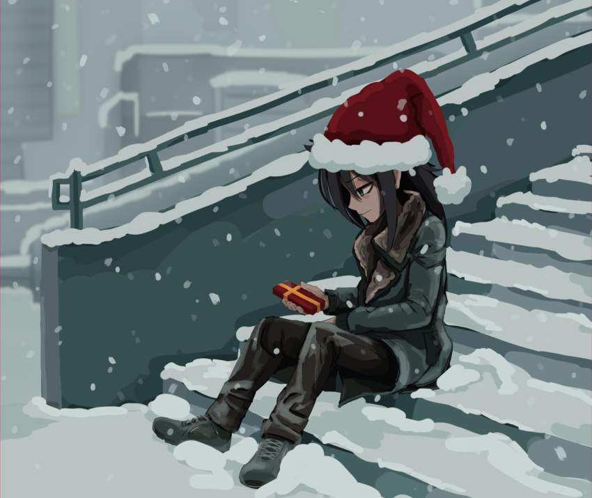 1girl black_hair black_pants blade_runner_2049 christmas_present coat fur-trimmed_coat fur-trimmed_headwear fur_trim gift green_coat green_eyes green_footwear hat highres kuroki_tomoko kurokimoko long_hair messy_hair outdoors pants parody red_headwear santa_hat scene_reference snow snowing solo stairs watashi_ga_motenai_no_wa_dou_kangaetemo_omaera_ga_warui!