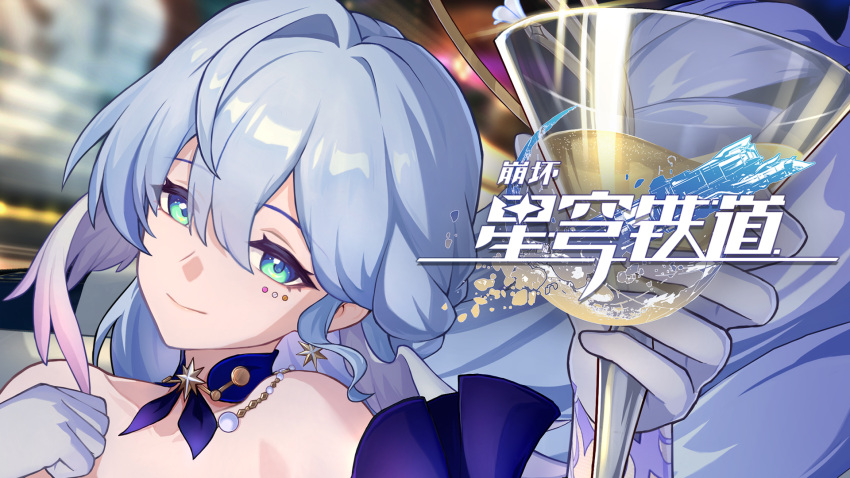 1girl bare_shoulders blue_hair chinese_commentary closed_mouth cup earrings gloves green_eyes hair_between_eyes highres holding holding_cup honkai:_star_rail honkai_(series) jewelry light_blue_hair logo long_hair official_art robin_(honkai:_star_rail) smile solo upper_body white_gloves white_wings wings