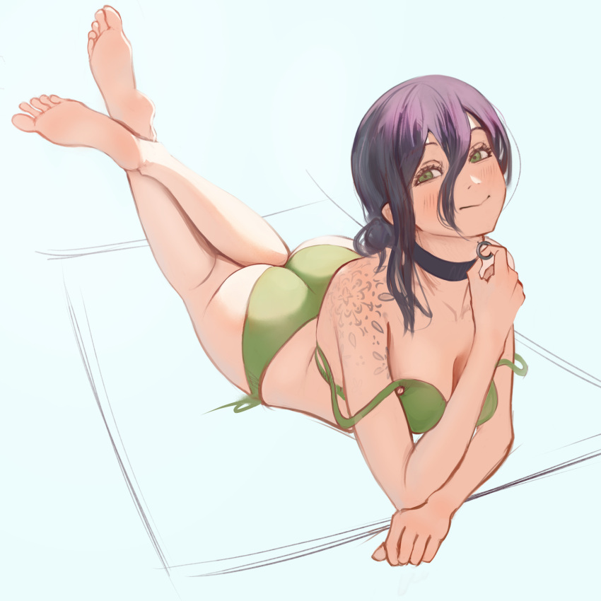 1girl ass barefoot bikini black_choker blue_background blush breasts chainsaw_man choker closed_mouth commentary crossed_ankles double-parted_bangs double_strap_slip eyelashes feet feet_up full_body green_bikini green_eyes hair_between_eyes hand_up highres legs long_hair looking_at_viewer lying mawaw medium_breasts on_stomach purple_hair reze_(chainsaw_man) sidelocks smile soles solo swimsuit the_pose toes