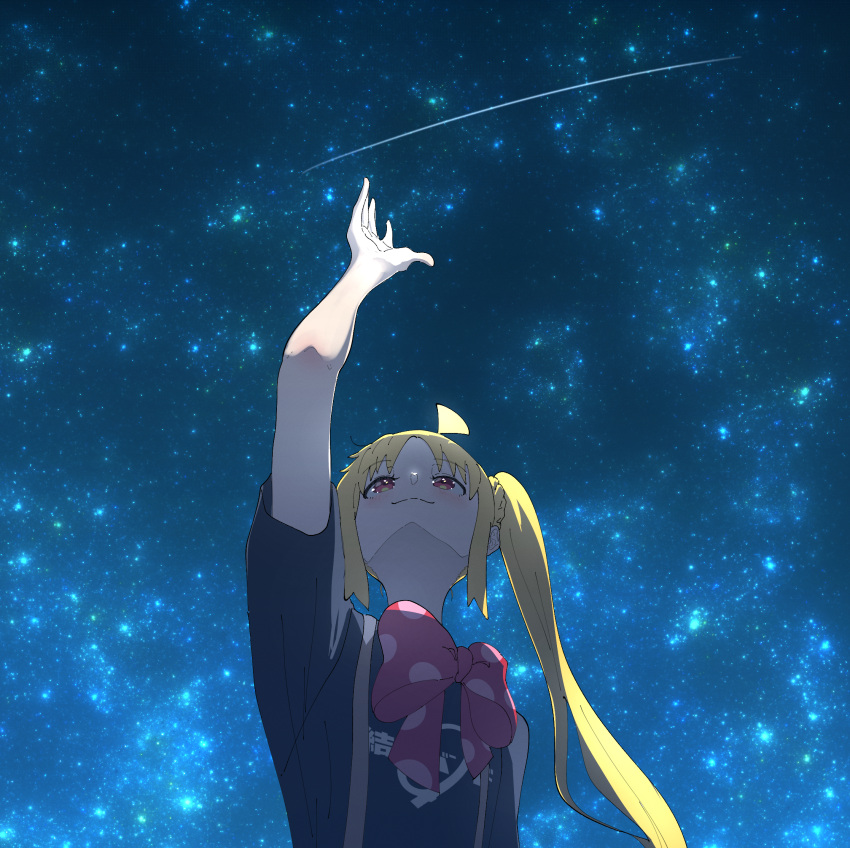 1girl ahoge arm_up blonde_hair blue_shirt blush bocchi_the_rock! bow bowtie commentary_request from_below hand_up highres ijichi_nijika light_blush long_hair looking_up meteor night night_sky parted_bangs polka_dot_bowtie red_bow red_bowtie red_eyes setsuna_bluem34 shirt side_ponytail sidelocks sky smile solo star_(sky) starry_sky suspenders