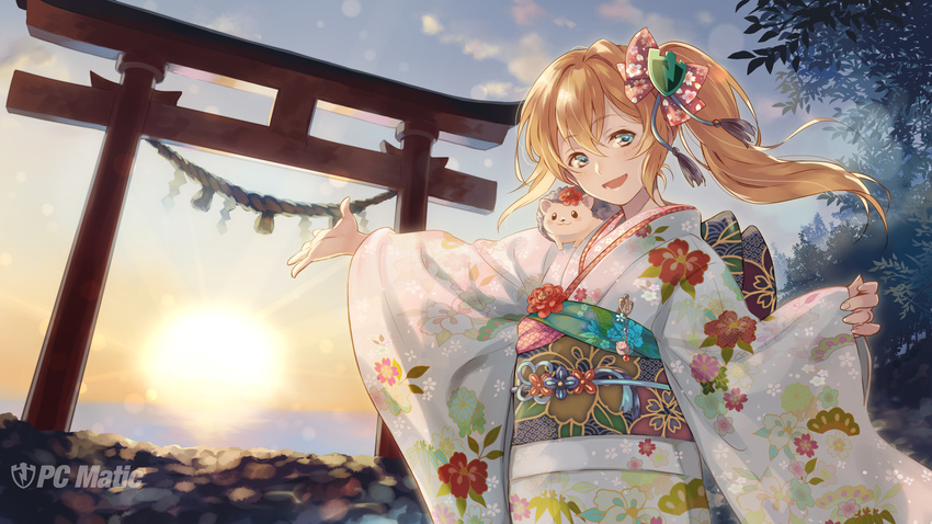 :d absurdres blonde_hair bow green_eyes hair_bow highres japanese_clothes kimono long_hair looking_at_viewer open_mouth original outdoors outstretched_arm sakamoto_yuu sash side_ponytail smile solo sun torii tree watermark yukata