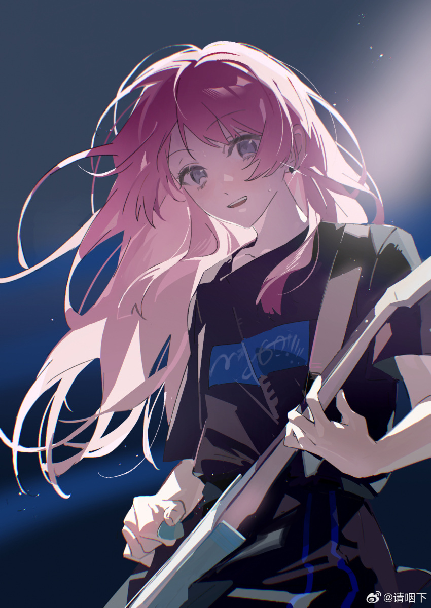 1girl bang_dream! bang_dream!_it's_mygo!!!!! black_shirt blue_background chihaya_anon chinese_commentary collarbone commentary_request diffraction_spikes earrings floating_hair grey_eyes highres holding holding_plectrum jewelry light_particles long_hair open_mouth pink_hair playing_guitar plectrum qing_yan_xia shirt short_sleeves solo sparkle teeth upper_body upper_teeth_only weibo_watermark