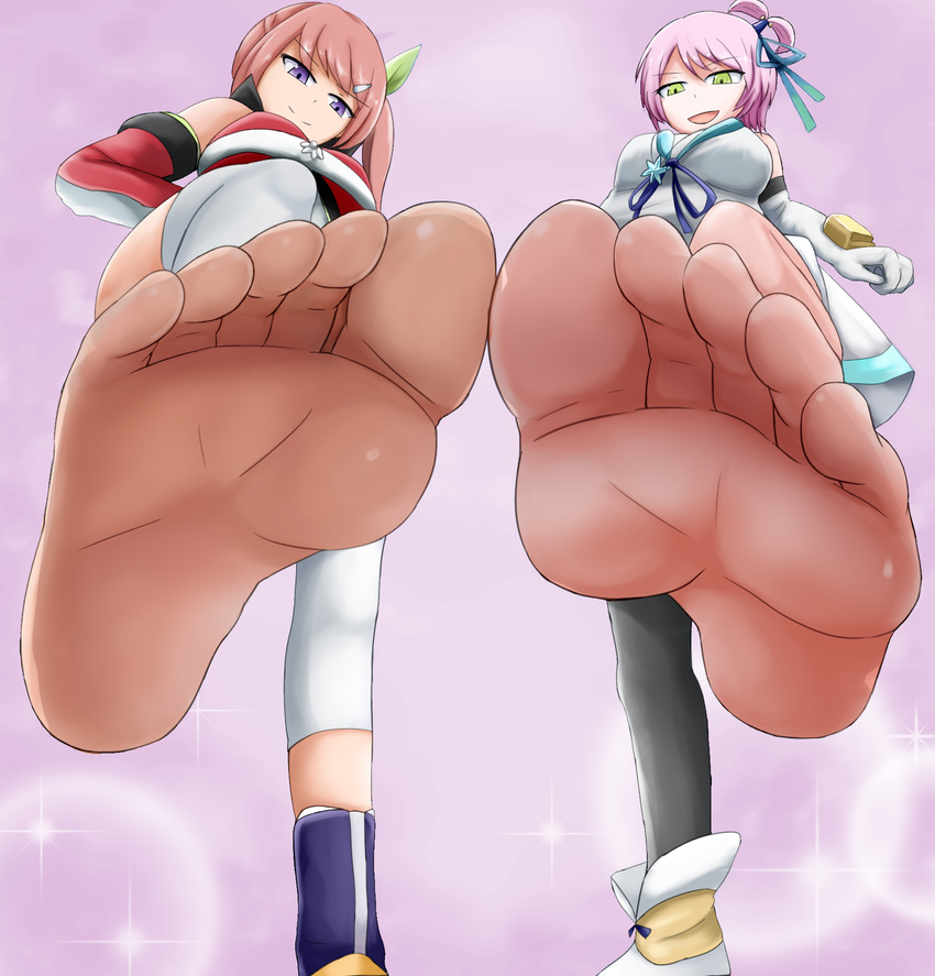 2girls barefoot black_legwear elbow_gloves feet from_below green_hair hair_ornament hairclip highres kanonno_earhart leg_lift long_hair looking_at_viewer looking_down multiple_girls necklace pink_hair pov pov_feet purple_eyes sara_(tales) shoes_removed short_hair smile soles tales_of_(series) tales_of_link tales_of_the_world_radiant_mythology_2 toes white_legwear
