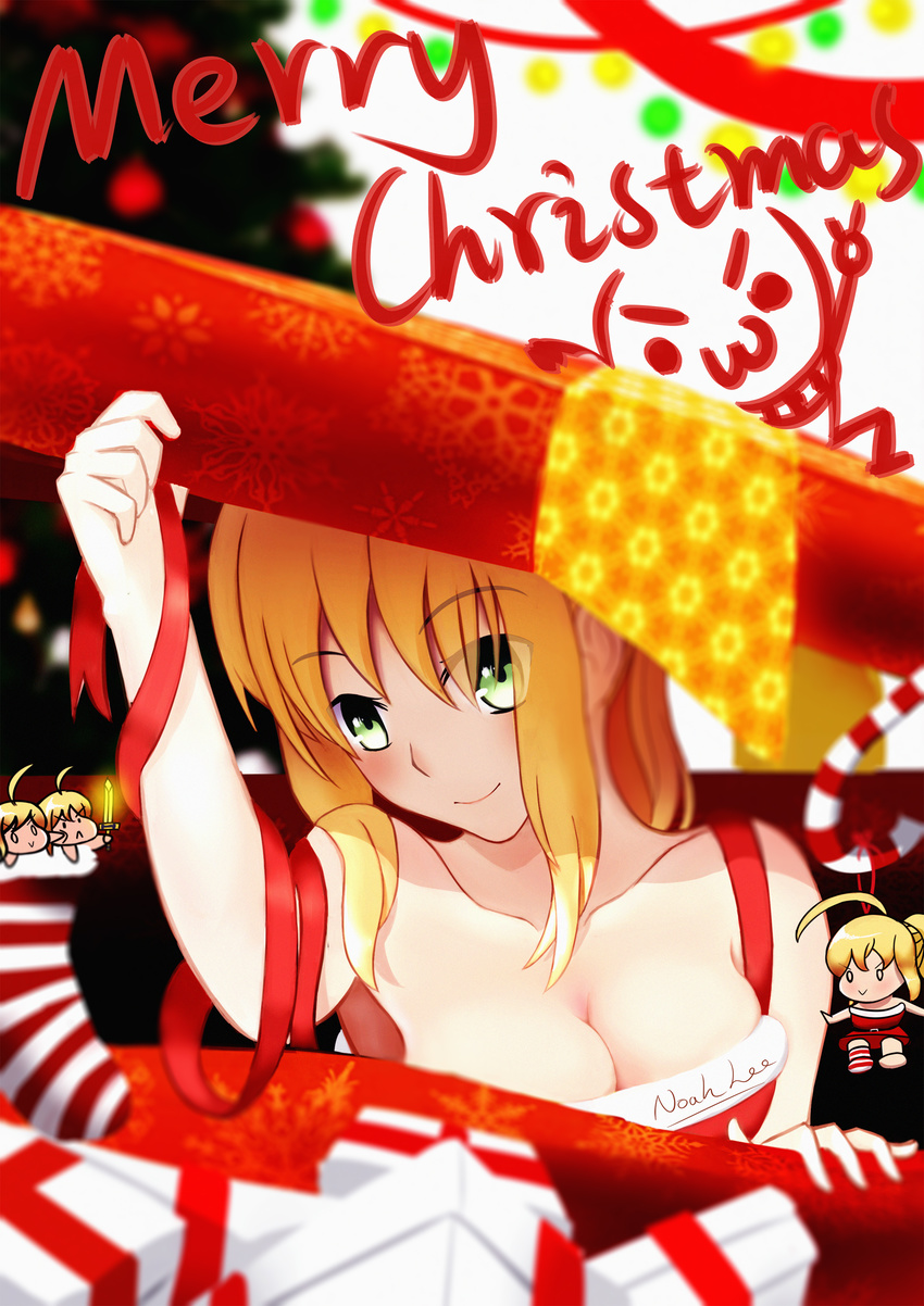 :&gt; :&lt; absurdres ahoge artoria_pendragon_(all) bare_shoulders blonde_hair blush breasts chibi christmas_stocking cleavage closed_mouth eyebrows_visible_through_hair fate/stay_night fate_(series) gift green_eyes hair_over_one_eye highres medium_breasts merry_christmas noah_(519856986) saber santa_costume smile solo sword v-shaped_eyebrows weapon
