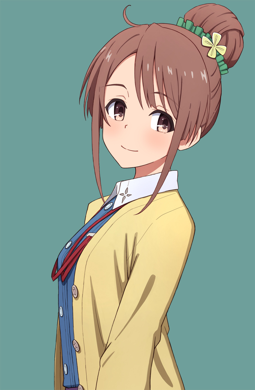 ahoge blush buttons closed_mouth eyebrows_visible_through_hair green_background hair_bun hair_ornament highres jacket long_sleeves open_clothes open_jacket sakura_quest shinomiya_shiori shiny shiny_hair sidelocks simple_background smile solo tareme tied_hair unbuttoned upper_body wing_collar yahiro_(epicopeiidae) yellow_jacket