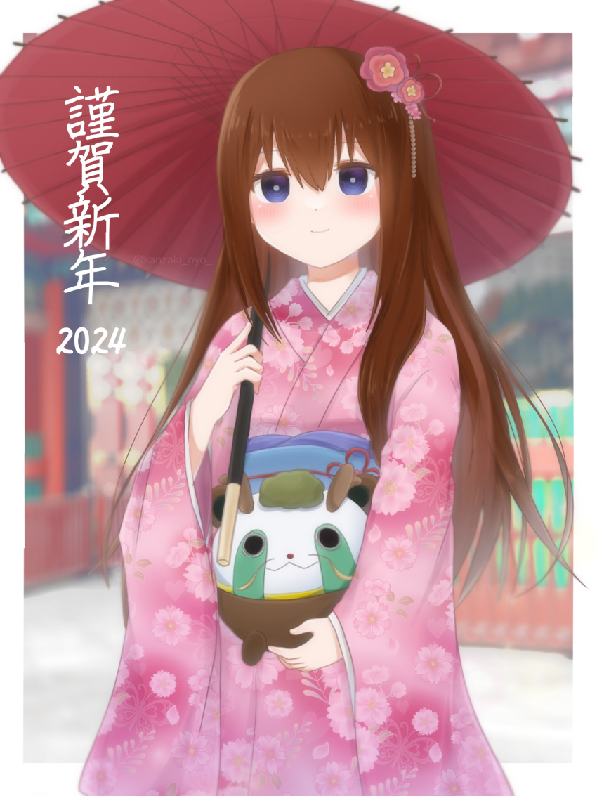 1girl 2024 alternate_costume blue_eyes blue_sash blurry blurry_background blush border bright_pupils closed_mouth cowboy_shot floral_print_kimono flower hair_between_eyes hair_flower hair_ornament hand_up highres holding holding_stuffed_toy holding_umbrella japanese_clothes kanzaki_nyo kimono long_hair long_sleeves looking_at_viewer makise_kurisu obi oil-paper_umbrella outdoors outside_border pink_kimono red_hair sash shrine sidelocks smile solo standing steins;gate stuffed_toy umbrella white_border white_pupils wide_sleeves